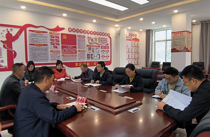 10月19日，康縣紀委監(jiān)委組織部分班子成員，辦公室、信訪室、案管室、審理室、紀檢監(jiān)察室等相關(guān)工作人員開展黨的二十大報告專題討論。.jpg