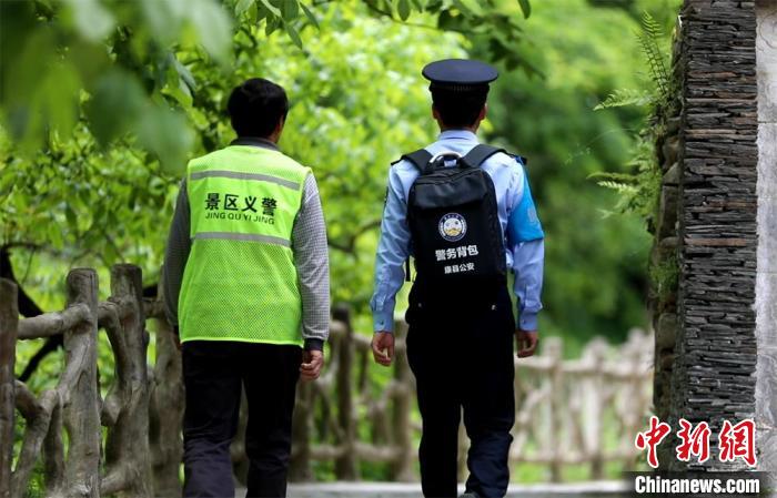 圖為民警背警務(wù)小包在轄區(qū)景區(qū)開展工作。(資料圖) 甘肅省公安廳供圖