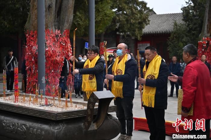 在甘肅天水市伏羲廟內(nèi)，參祭者雙手持香，祭拜人文始祖伏羲?！±顏嘄?攝