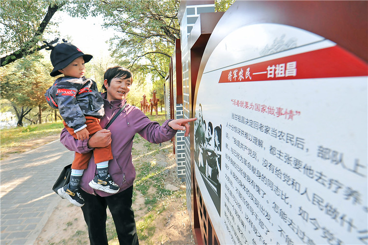 嘉峪關(guān)市紀(jì)委監(jiān)委通過實(shí)施“政治鑄廉、教育促廉、文化育廉、陣地助廉、監(jiān)督固廉”等“五廉”行動，深入推進(jìn)新時(shí)代廉潔文化建設(shè)。圖為市民在迎賓湖絲路廉潔文化主題公園“勤廉楷模墻”接受廉潔文化教育。.jpg