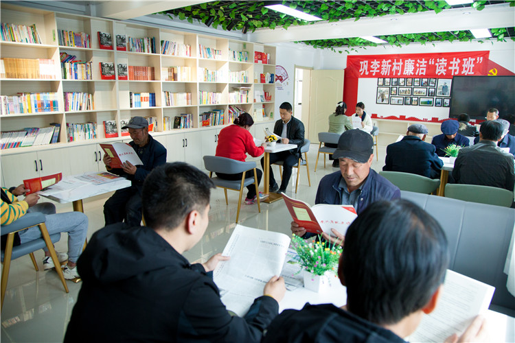 隴南市禮縣開展廉潔書籍進(jìn)農(nóng)家書屋活動，圖為羅壩鎮(zhèn)鞏李新村舉辦的“廉潔讀書班”。.jpg