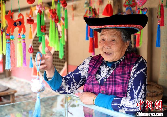 圖為土族繡娘展示繡品。　薛蒂 攝