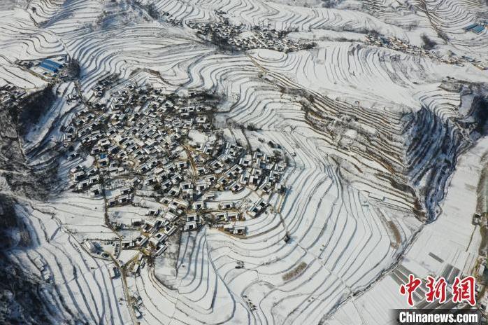 圖為航拍甘肅隴南市西和縣的“雪后鄉(xiāng)村”。(資料圖)張平良 攝