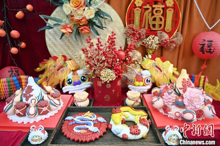 1月25日，春節(jié)臨近，蘭州一花饃店“龍”元素花饃熱銷。圖為展出的“龍”元素花饃。九美旦增 攝