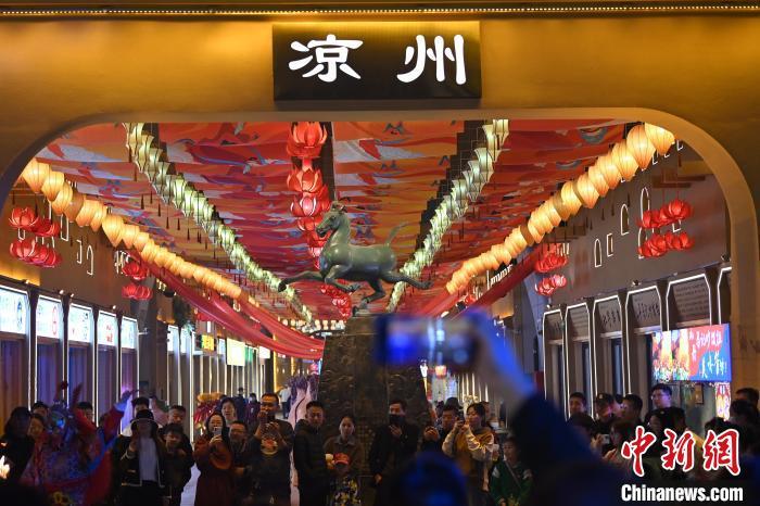 圖為游人拍攝煥然一新亮相的街區(qū)。李亞龍 攝</p><p>