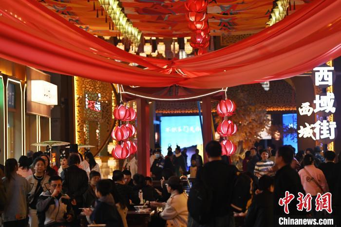 圖為街區(qū)現(xiàn)場(chǎng)游客絡(luò)繹不絕。李亞龍 攝</p><p>