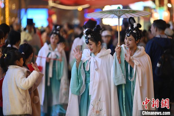 圖為街區(qū)人員著傳統(tǒng)服飾與游人互動(dòng)。李亞龍 攝</p><p>