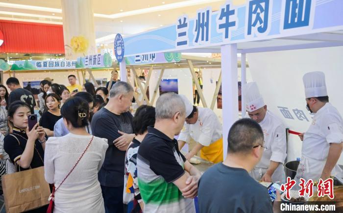 5月11日，“醉美玉如意·感恩幫扶情”甘肅(天津)文創(chuàng)非遺市集和特色美食展示活動在天津舉行。(天津市文旅局供圖)