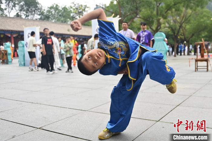 7月14日，甘肅省平?jīng)鍪嗅轻忌骄皡^(qū)內(nèi)，小朋友展示查拳。7月13日至14日，“2024年北京體育大學(xué)第十五屆國(guó)際武術(shù)比賽交流大會(huì)暨首屆崆峒山國(guó)際武術(shù)大會(huì)”舉行，大會(huì)也在崆峒山景區(qū)進(jìn)行問(wèn)道崆峒、武術(shù)高級(jí)研修班、崆峒拜師等系列活動(dòng)。中新社記者 李亞龍 攝</p>
<p>