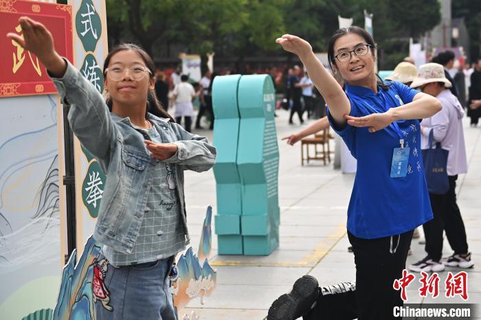 7月14日，甘肅省平?jīng)鍪嗅轻忌骄皡^(qū)內(nèi)，霍氏練手拳傳承人、霍元甲玄孫女霍靜虹(右)教授武術(shù)愛(ài)好者霍氏練手拳。7月13日至14日，“2024年北京體育大學(xué)第十五屆國(guó)際武術(shù)比賽交流大會(huì)暨首屆崆峒山國(guó)際武術(shù)大會(huì)”舉行，大會(huì)也在崆峒山景區(qū)進(jìn)行問(wèn)道崆峒、武術(shù)高級(jí)研修班、崆峒拜師等系列活動(dòng)。中新社記者 李亞龍 攝</p>
<p>