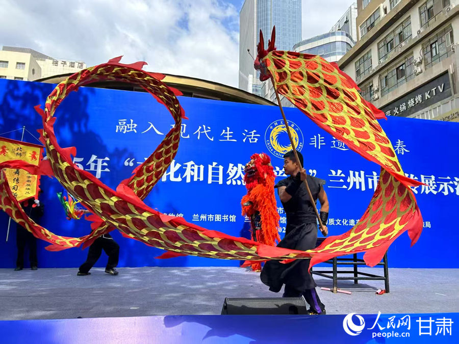 柴宗峰在2025年“文化和自然遺產(chǎn)日”蘭州市非遺宣傳展示活動(dòng)中表演舞獅。人民網(wǎng)記者 焦隆攝