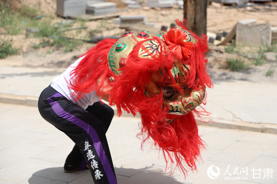柴宗峰在桃林村展示蘭州北獅風(fēng)采。人民網(wǎng)記者 焦隆攝