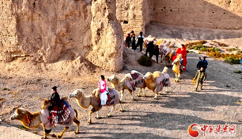 隴拍客丨駝鈴悠揚 穿越千年——33峰駱駝重現(xiàn)駱駝城遺址