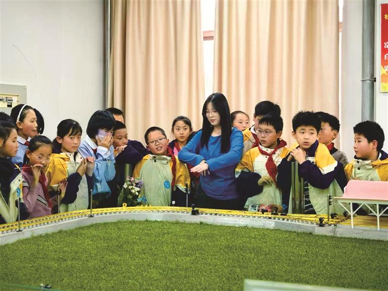 體驗(yàn)列車運(yùn)行控制 感受鐵路科技魅力